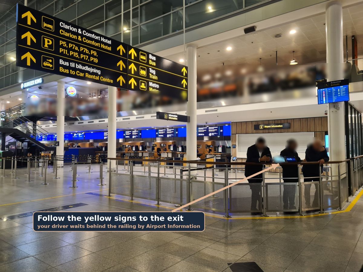Ankomsthallen i Terminal 3 i Københavns Lufthavn med gule udgangsskilte
