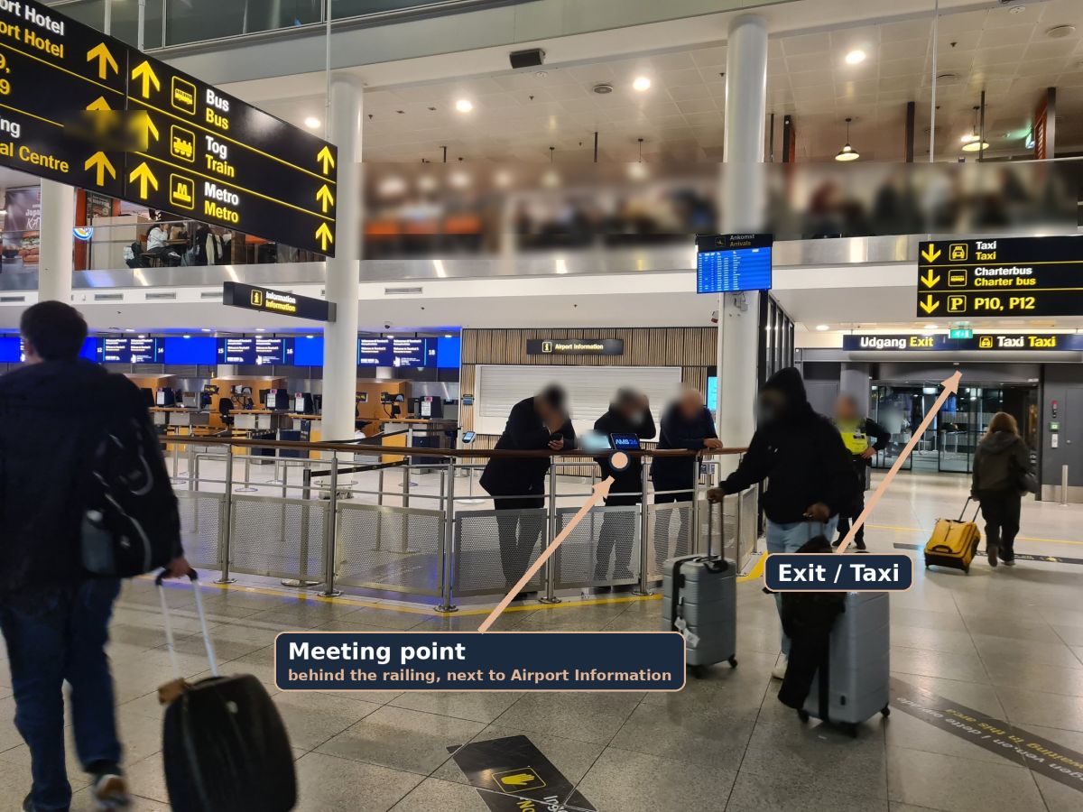 Mødestedet bag rækværket ved Airport Information i Terminal 3